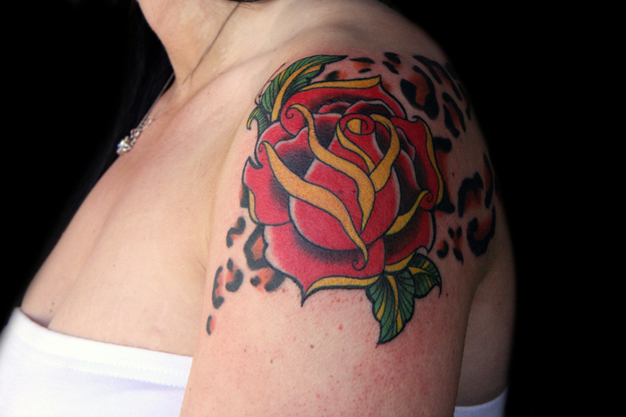 idee für einen tattoo für frauen - rosen tattoo vorlage - eine idee für die damen 