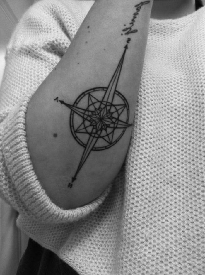 eine große schwarze tätowierung mit einem schwarzen kompass - compass tattoo auf der hand einer frau 