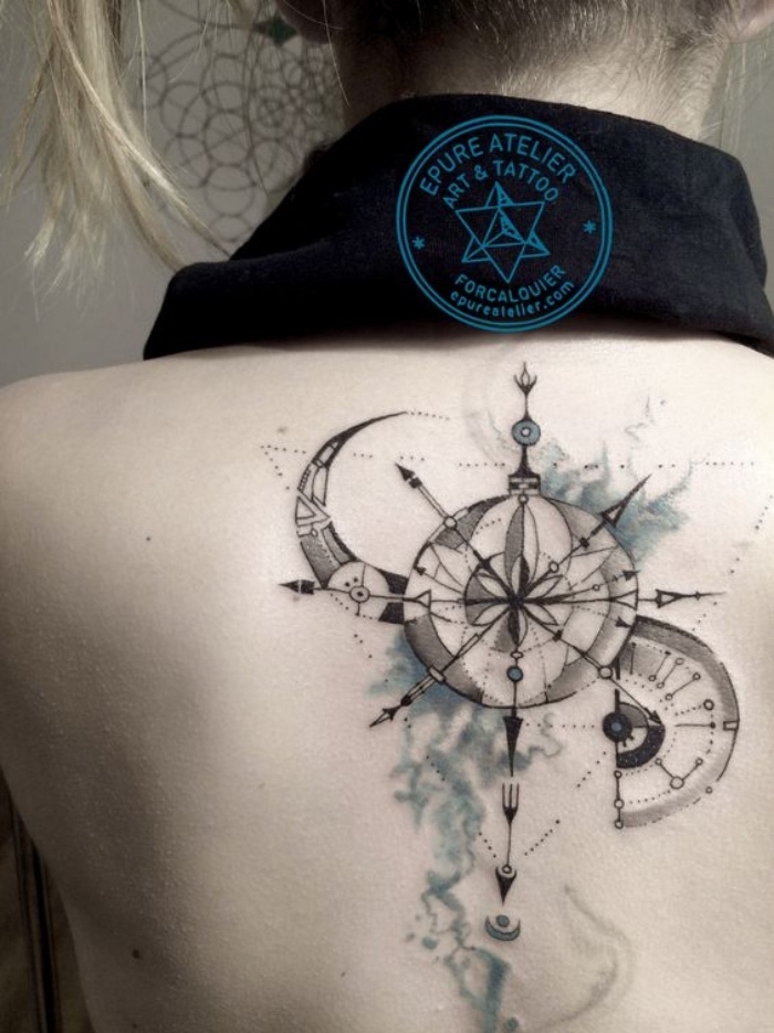 ein mond und ein schwarzer großer steampunk kompass - idee für einen compass tattoo auf dem rücken einer jungen frau
