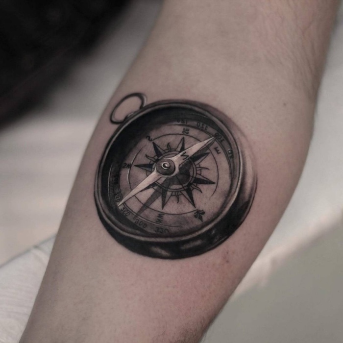 hier ist noch eine unserer ideen für einen schwarzen compass tattoo aud der hand mit einem schwarzen kompass