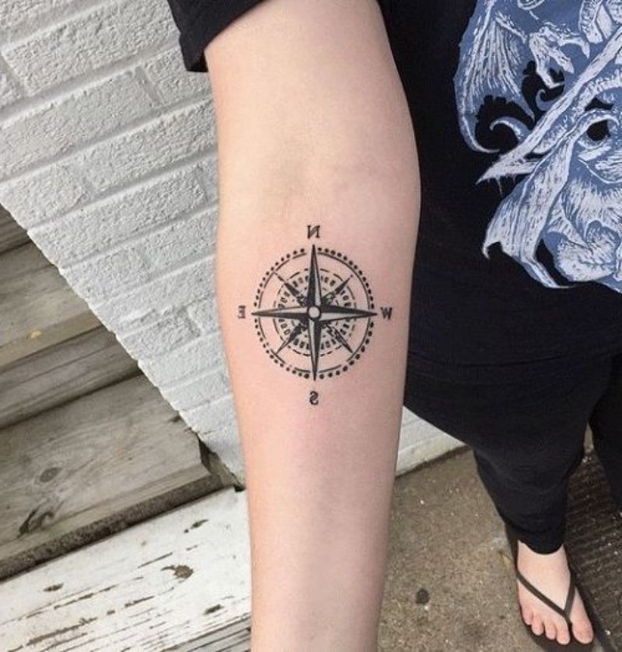 hier zeigen wir ihnen noch eine unserer tollen ideen für einen kleinen winzigen tattoo mit einem schwarzen kompass auf der hand einer jungen frau