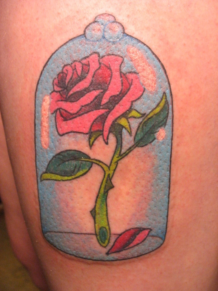 hier ist eine unserer ideen für einen rosen tattoo - die schöne und das biest - eine rote rose mir zwei grünen blättern 