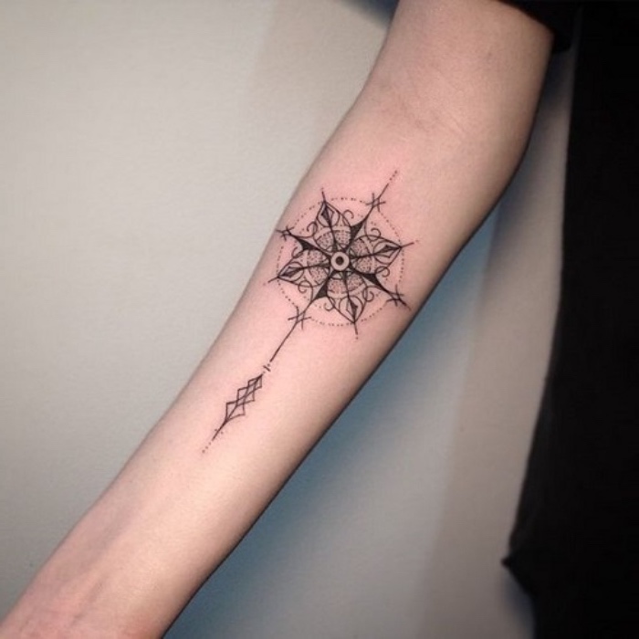 ein schwarzer märchenhafter kompass - idee für einen tatoo auf einer hand 