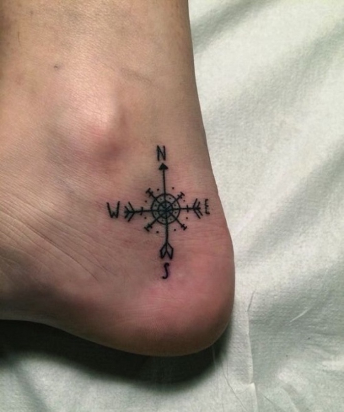 hier ist ein sehr schöner tattoo mit einem kleinen schwarzen kompass auf der ferse - idee für einen compass tattoo
