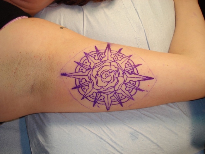 noch eine tolle lila tätowierung auf der hand - eine lila rose mit einem lila kompass - ein compass tattoo