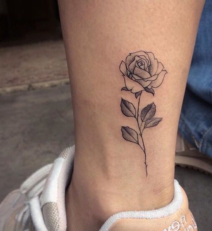 ein bein mit - idee für einen schwarzen rosen tattoo auf dem knöchel 