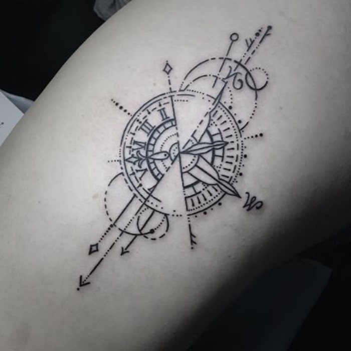 ein weißer mond und ein scharzer steampunk kompass - idee für einen schwarzen compass tattoo auf der hand