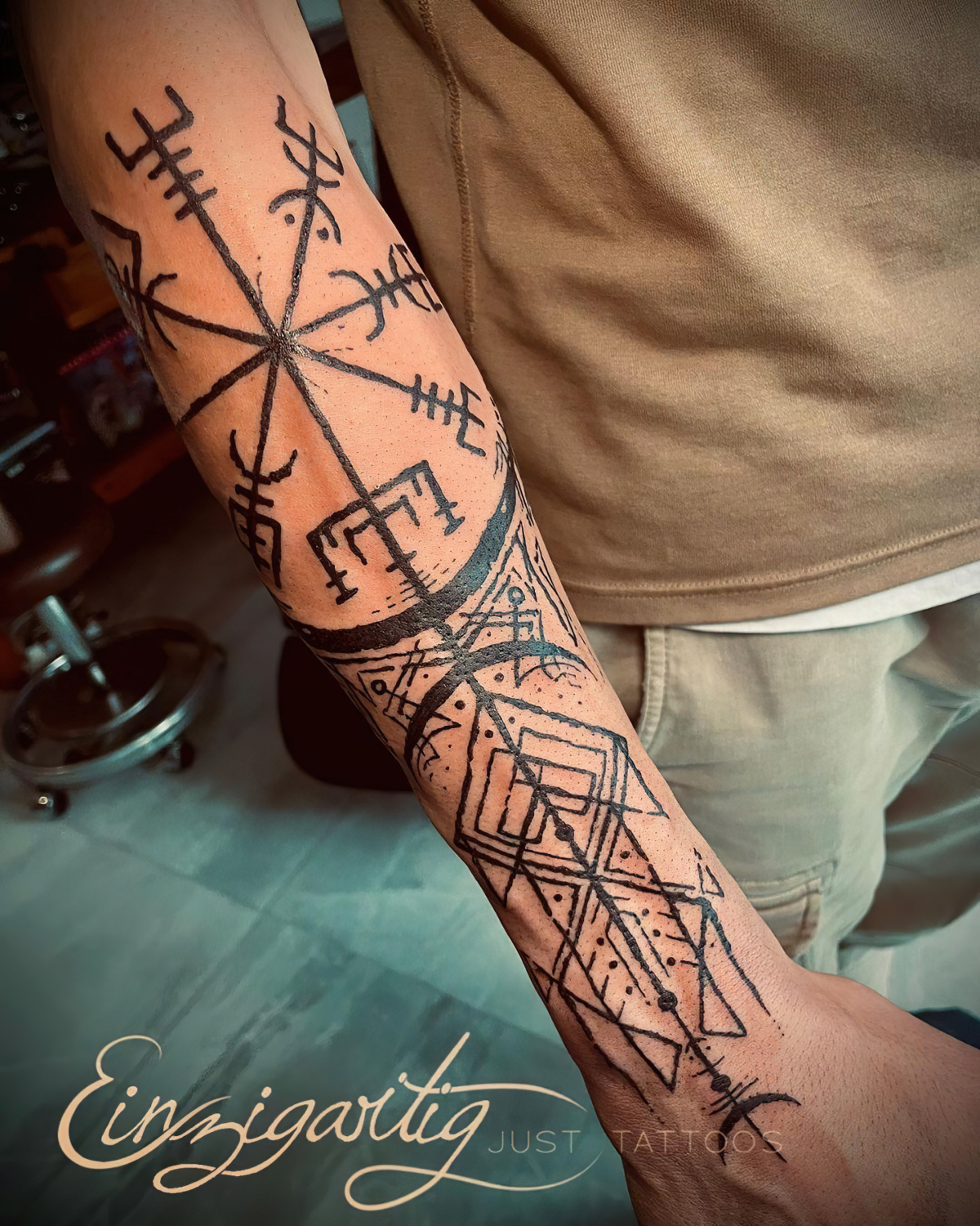 flechtmuster mit runen vikinger tattoos einzigartig tattoo