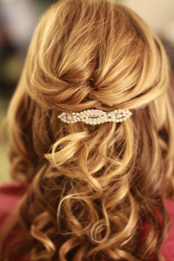 blonde Haare mit einem Haarspange aus Glasperlen lockige Haare Hochzeit Haare