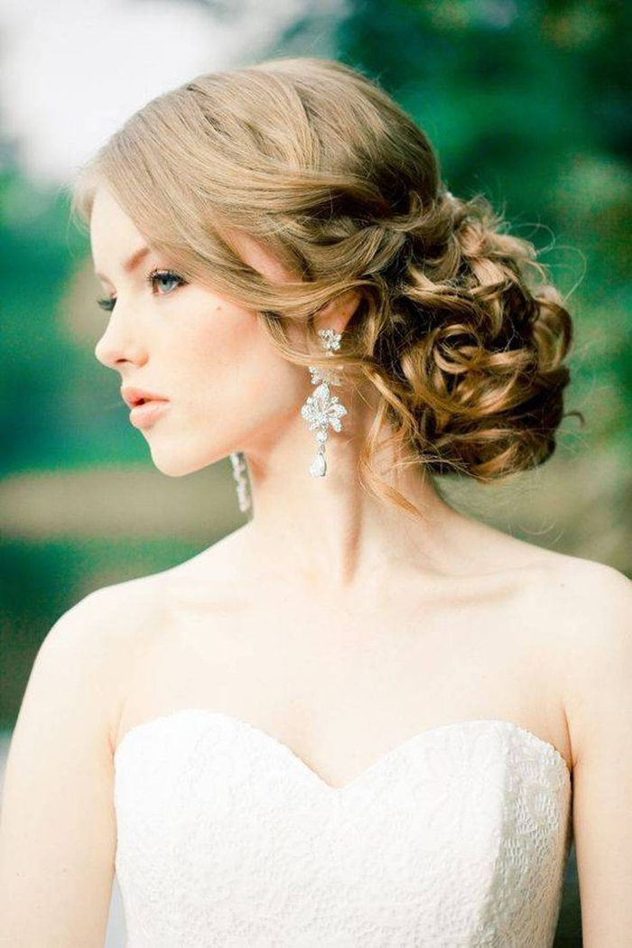 geflochtene Haare Hochsteckfrisuren Hochzeit ausgefallene Ohrringe weißes Kleid