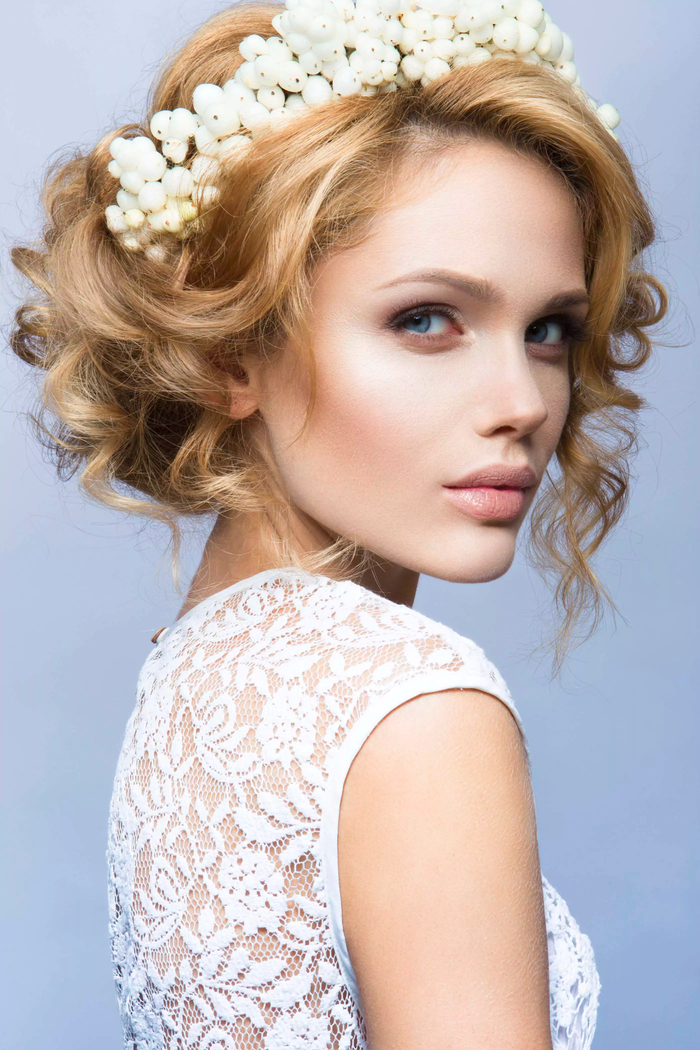 einfache Hochzeit Frisuren weißes Diadem aus Blumen gekrauste Haare blonde Haare 