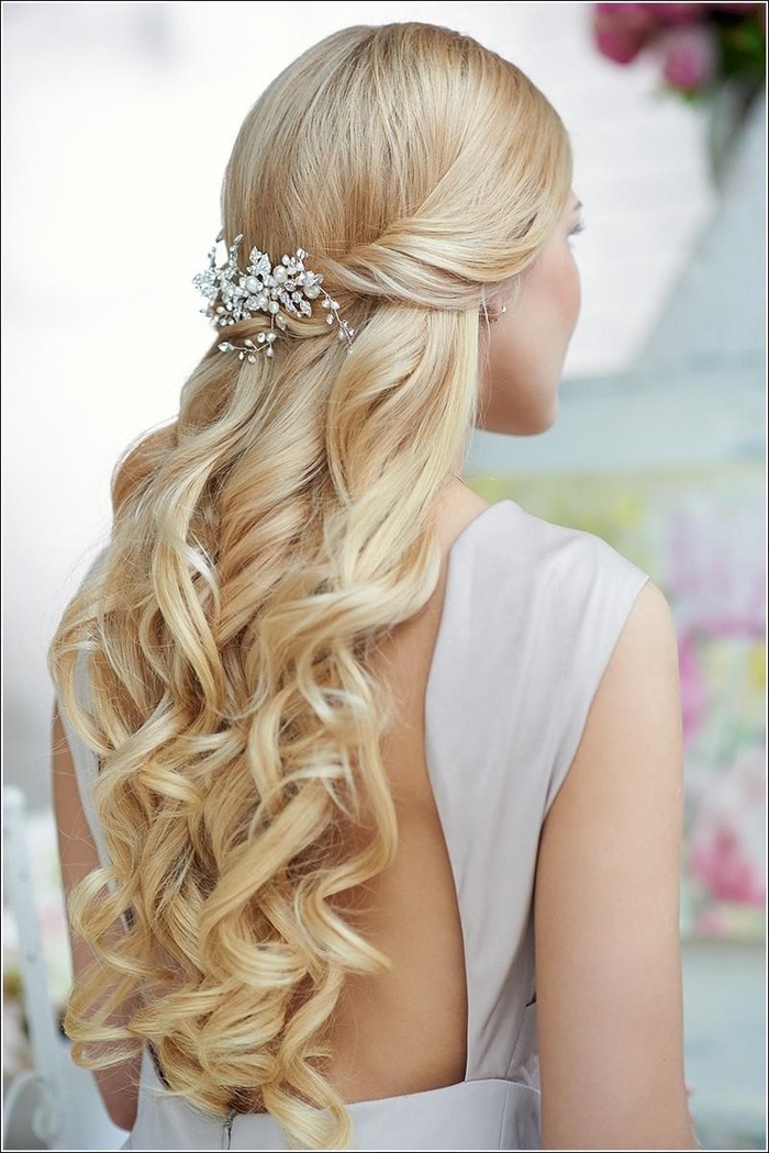 lange blonde Haare wie eine Prinzessin schöner Haarschmuck wie Blätter einfache Hochzeit Frisuren