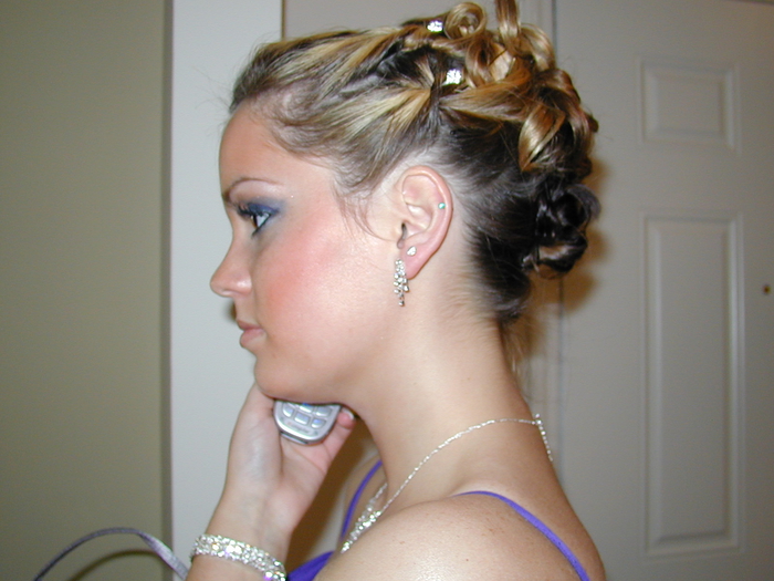 Ombre Haare in komplizierte Hochsteckfrisur mit geflochtenen Haaren und Perlen