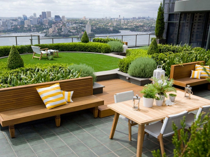 ein minimalistischer Garten - eine Sitzecke, englischer Rasen, viele grüne Pflanzen