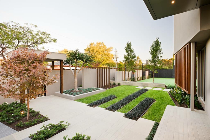 ein minimalistischer Garten neben einem Haus in minimalistischem Stil