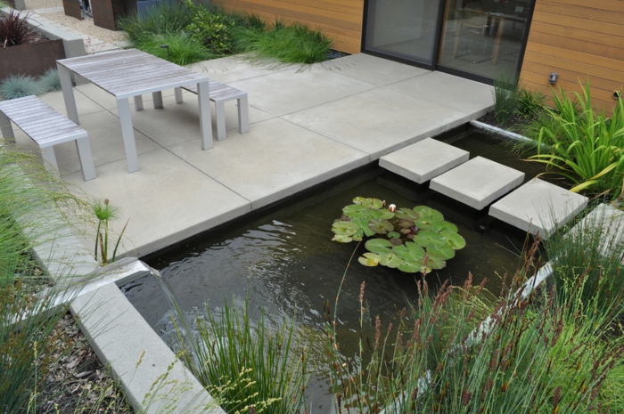 moderne Gartengestaltung - Wasserspiel und Teich Landhausstil Gartenmöbel 