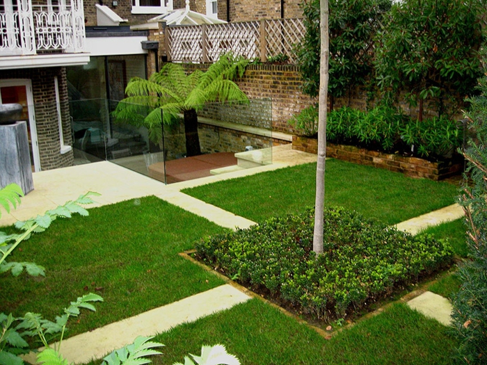 vier Grasflächen in geometrischer Form mit Baum in der Mitte - moderne Gartengestaltung