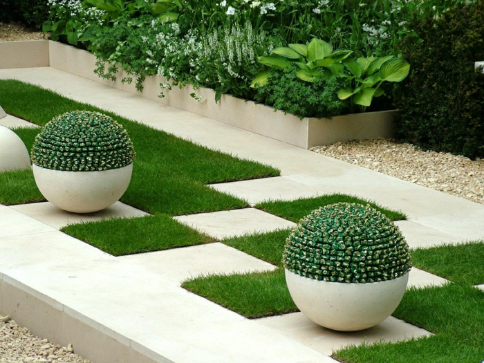 moderne Gartengestaltung - Kugel Blumentöpfe, Quadrate Flecken Gras