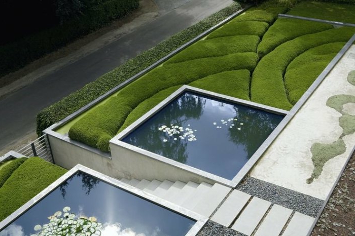 zwei Quadrate Teiche, englischer Rasen in Formen, weiße Treppen - moderner Vorgarten