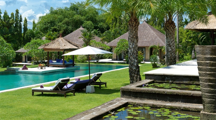 Luxuriöse Gartengestaltung, Garten mit Schwimmbad, Liegestühle neben dem Pool