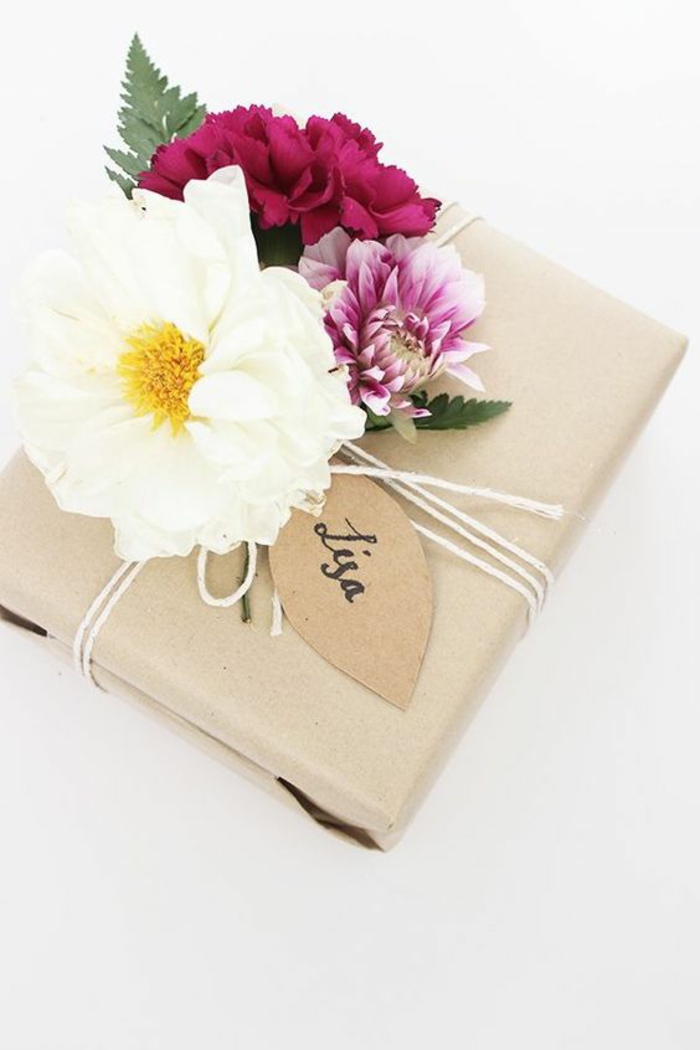 Geschenke schön verpacken - Blumen aus verschiedenen Arten als Dekoration