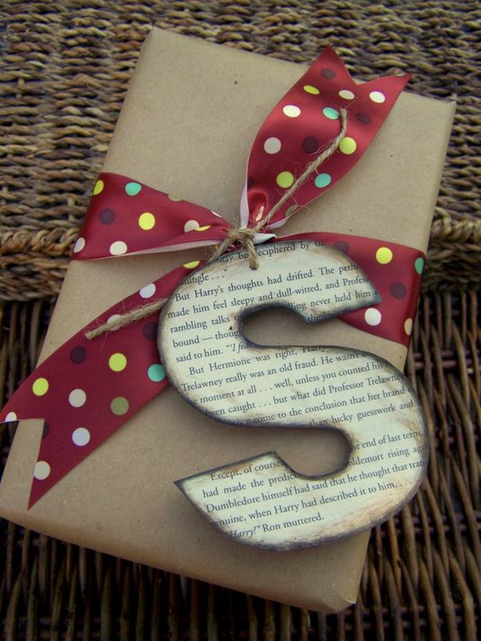 rotes Band mit Punkten und ein S von der Seite von Harry Potter - Geschenke schön verpacken