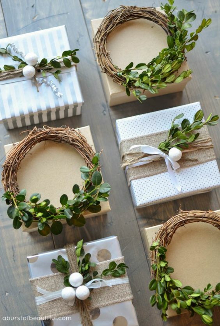 Kränze und Zweige auf dem Geschenk weiße Verpackungen mit Sackleinen - Geschenke schön verpacken