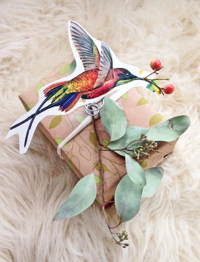 Ein ausgeschnittener Vogel, grüne Zweige und Muster von Blätter Geschenke verpacken Ideen