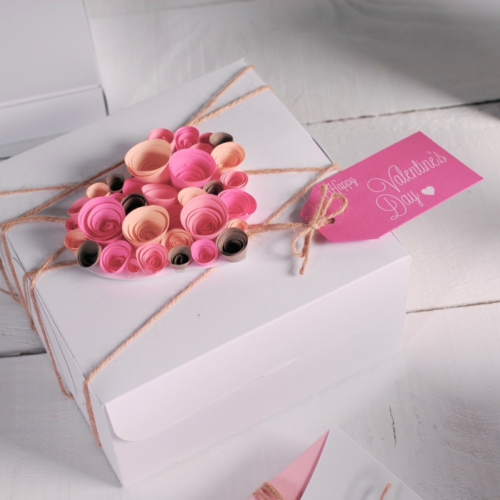 Geschenke verpacken Ideen - ein Herz aus Papier in verschiedene Nuancen von Rosa zum Valentinestag