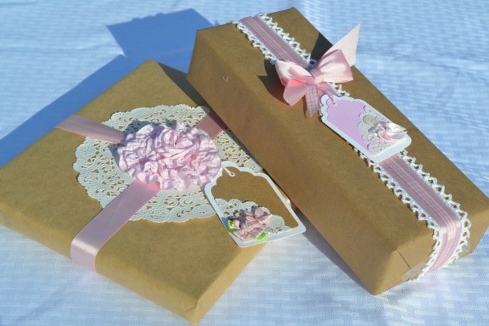 zwei Geschenke für die Hochzeit mit rosa Bänder und gehäkelte Spitze, niedliche kleine Karten Verpakungsideen