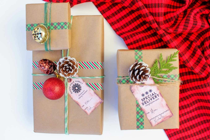 kleine Zapfen und Glocken und Kugel als Verzierung Verpackungsideen zum Weihnachten
