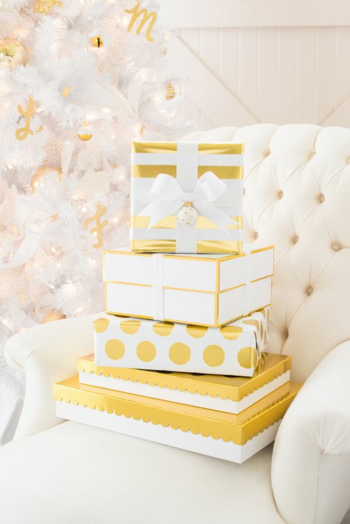 goldene Verpackungsideen für Präsents zu Weihnachten verschiedene Muster von Geschenkpapier