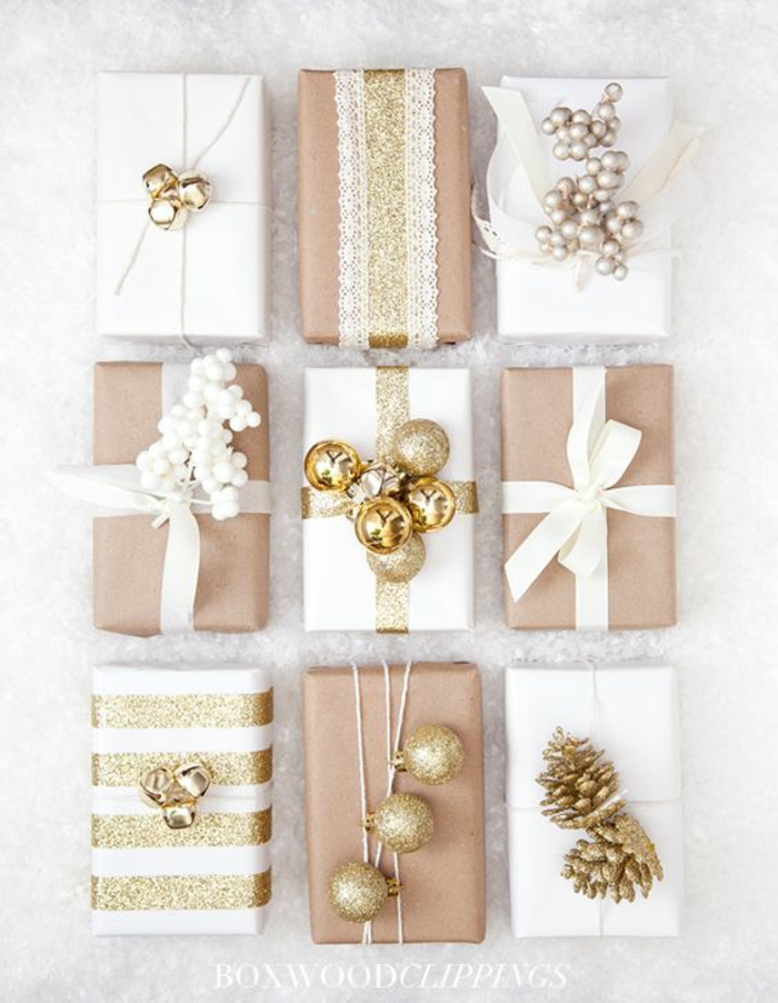 neun Verpackungsideen für weihnachtliche Präsente mit kleinen goldenen Kugeln und Zapfen