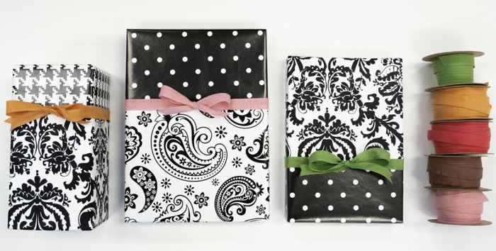schwarze stilvolle Verpackungen mit bunten Bändern, verschiedene Motive - Geschenke verpacken