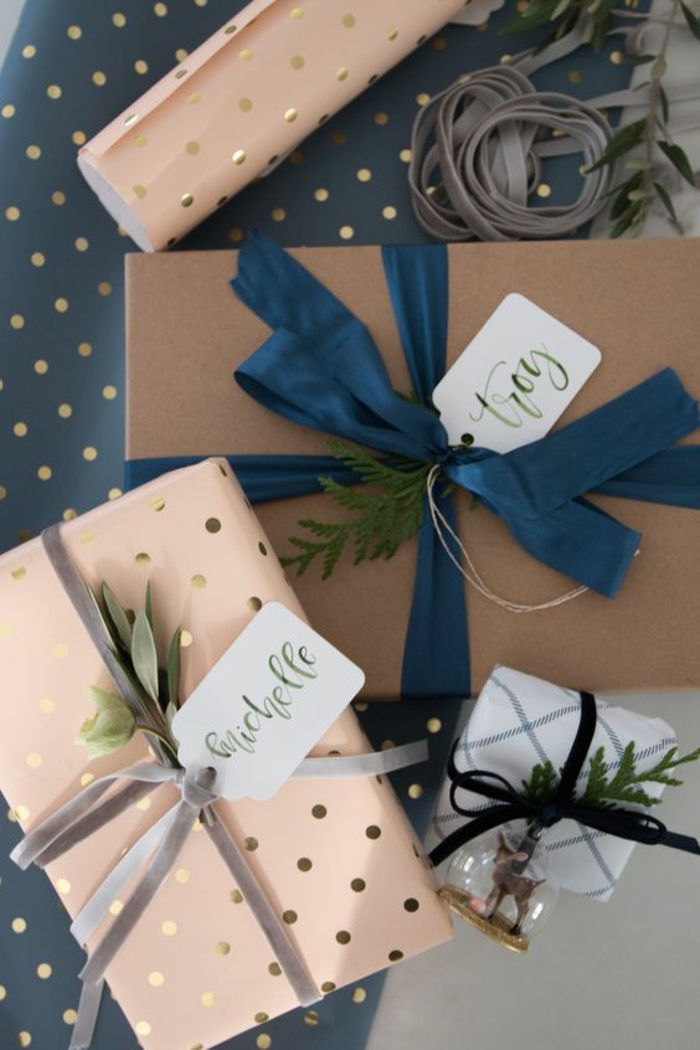 zwei Ideen für Weihnachtsgeschenke Verpackungen mit Strängen und Bänder - Geschenke verzieren