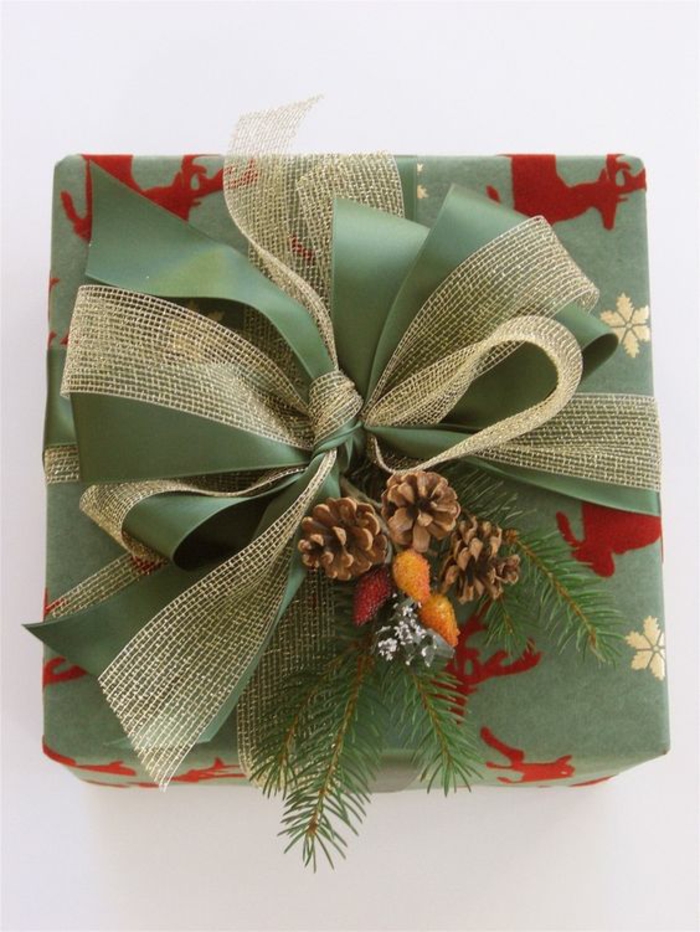 grünes Geschenkpapier und rote Rentiere Sackleinen und grünes Band kombiniert Geschenkverpackung basteln