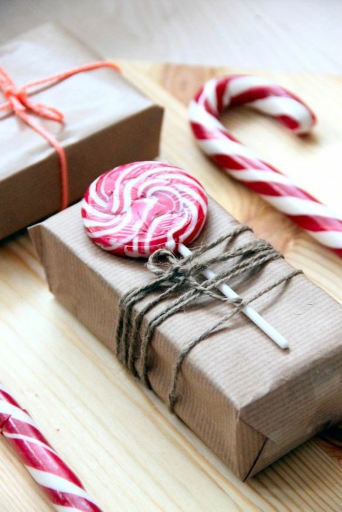 Süßigkeiten für die Kinder auf dem Geschenk mit Schnur befestigen - Geschenkverpackungen basteln
