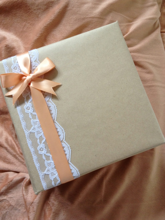 Geschenkverpackungen basteln - schlichtes Design mit orange Band und Spitze zum Geburtstag oder Hochzeit