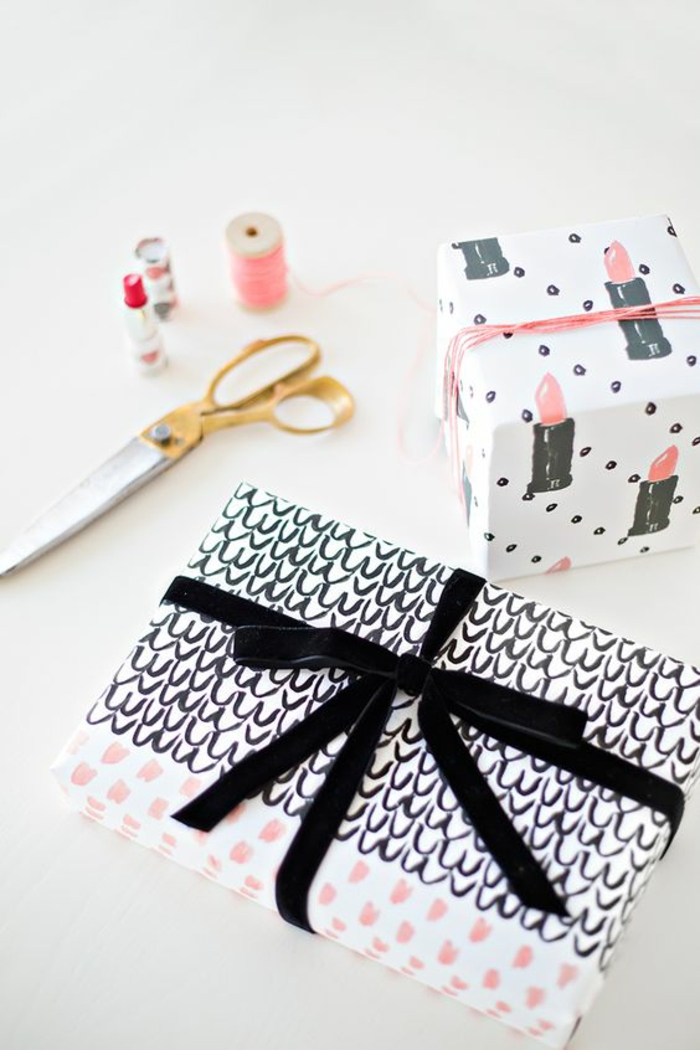 Geschenkverpackungen basteln - schwarzes Band mit bemalten Muster und ein anderes Geschenk mit Lippenstift Zeichnungen auf Geschenkpapier