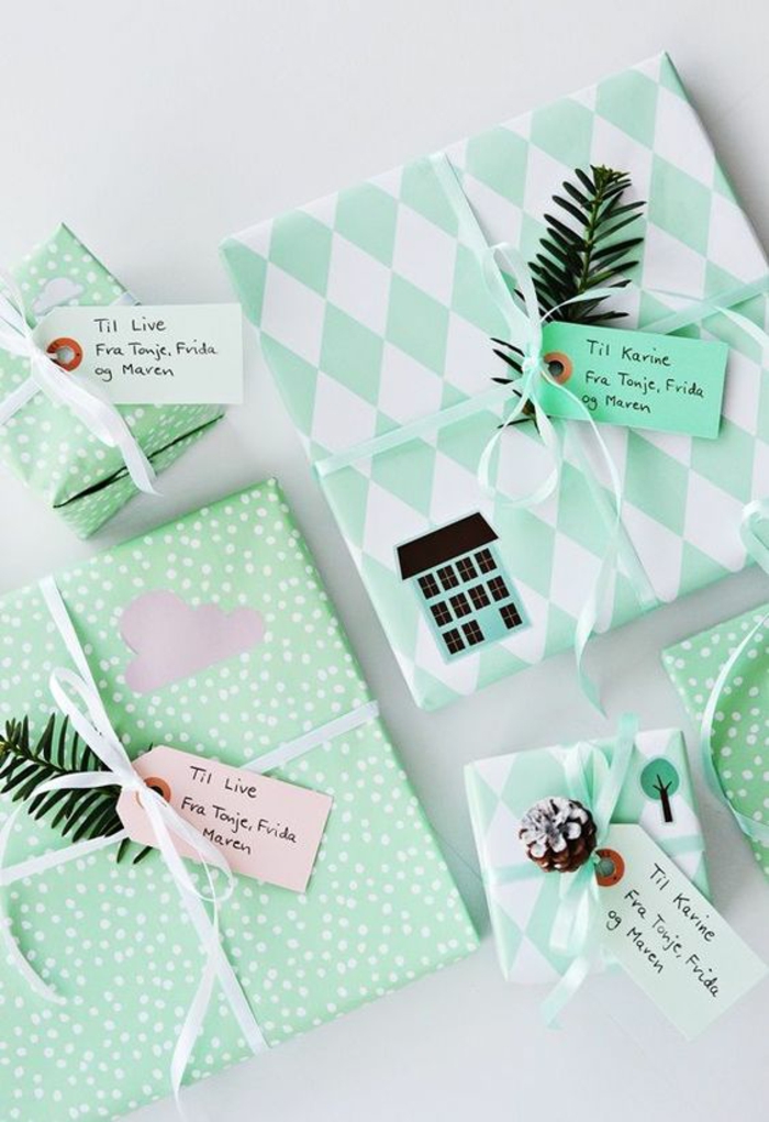 grüne Verpackungen mit grünen Zweige und lustige Karten - Geschenke kreativ verpacken