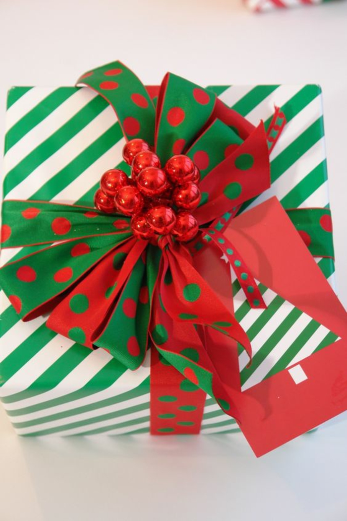 grüne Verpackung mit rotem Glocken und Band in grün und rot - Geschenke kreativ verpacken