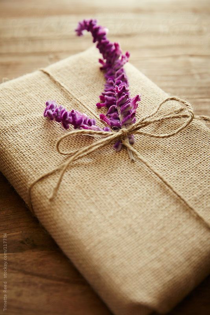 ein Lavendel Blume mit Schnur befestigt Sackleinen Verpackung rustikales Geschenk - Geschenke kreativ verpacken 