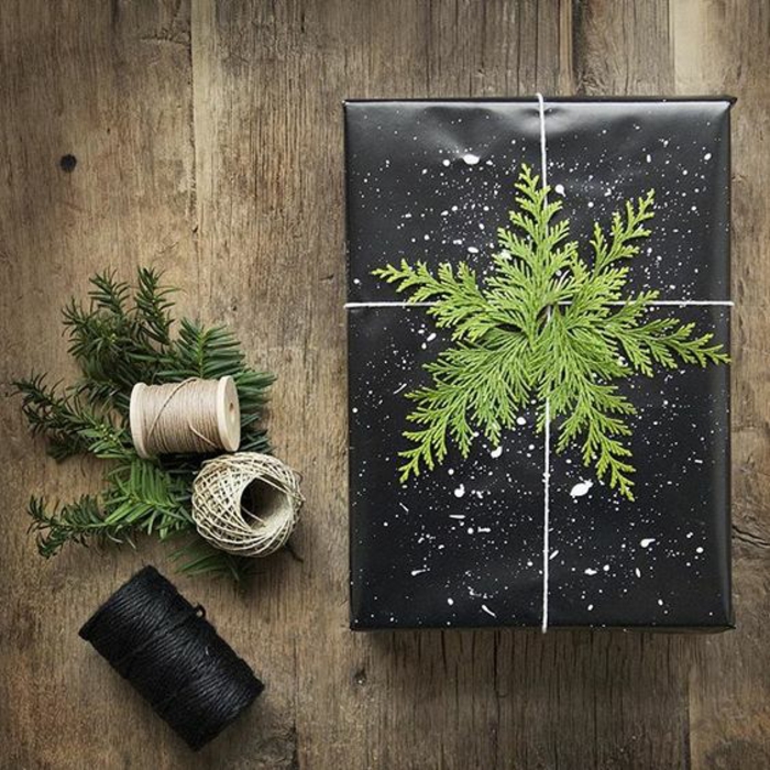 schwarze Verpackung mit weißen Flecken und Zweige wie Weihnachtsstern - Geschenke kreativ verpacken