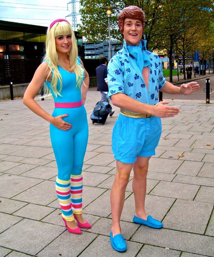 Barbie und Ken - die beliebten Kindheitshelden besonders bei dem Mädchen mit blauer Kleidung