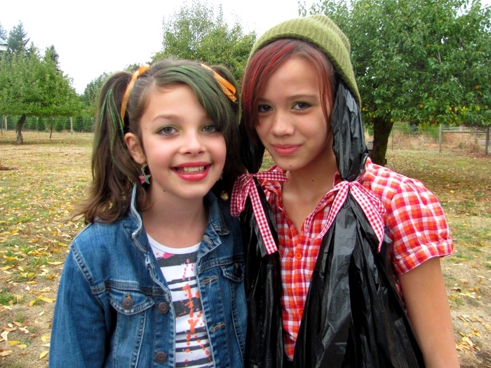 zwei Freundinnen mit DIY Kostüme aus berühmten Kinderbuch ganz niedliche Kindheitshelden