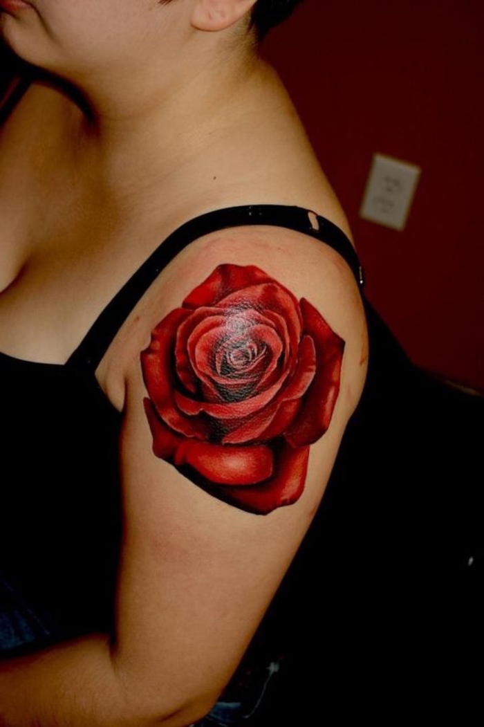 noch eine unserer ideen für einen schönen roten tattoo - eine blühende rose - idee für frauen 