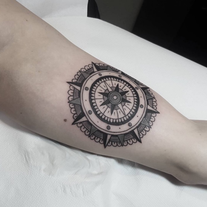 das ist eine unserer ideen für einen kleinen schwarzen tattoo mit rinrm schwarzen mandala kompass auf der hand