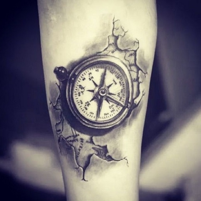 das ist eine idee für einen compass tattoo auf der hand - eine karte der welt und ein kleiner schwarzer kompass