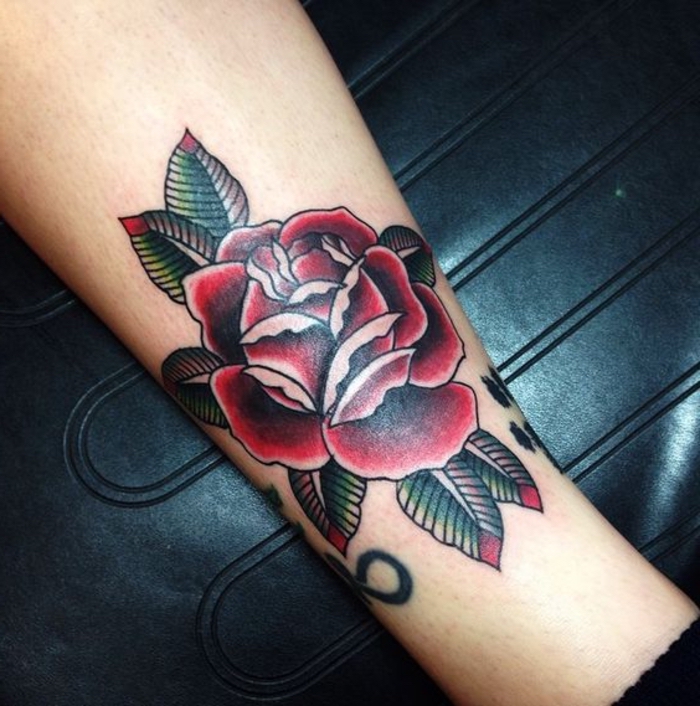 noch eine tolle idee für einen tattoo auf handgelenk - eine große rose tätowierung - rote rose und grüne blätter 