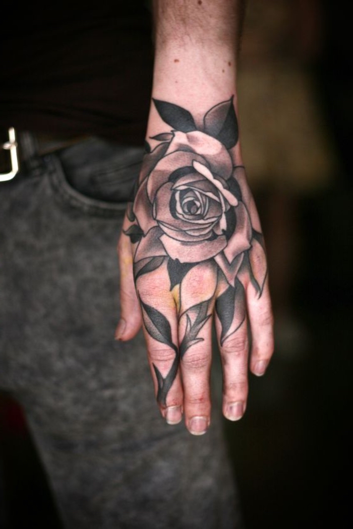 ein schwarzer tattoo auf der hand - idee für einen ganz tollen schwarzen tattoo auf der hand mit schwarzen blättern 